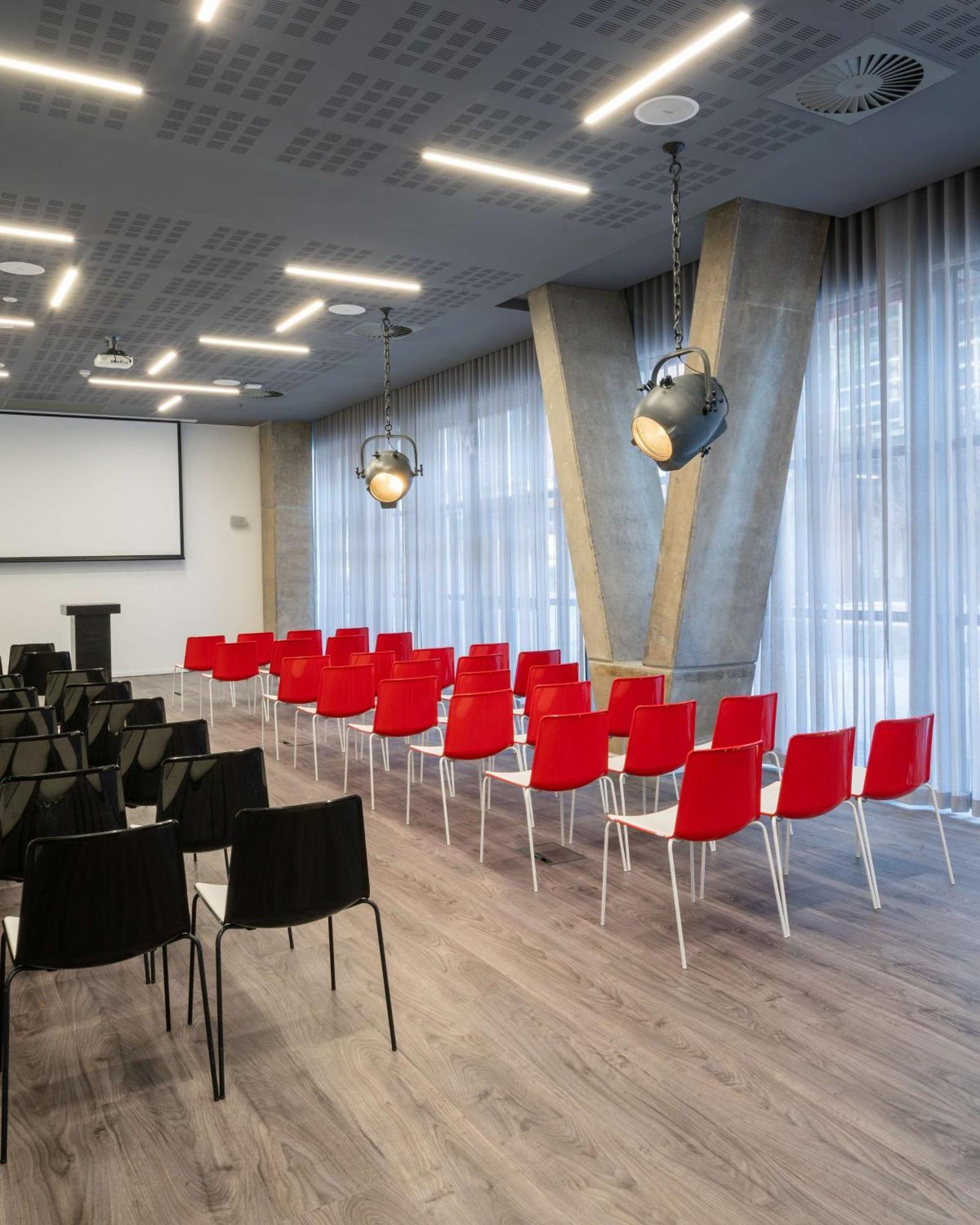Radisson Red V&a Waterfront Hotel 3*
