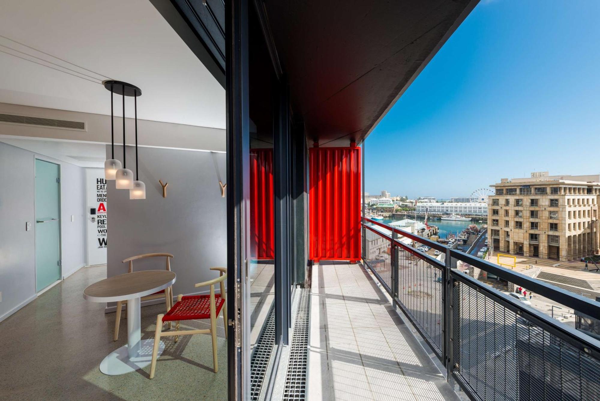 Radisson Red V&a Waterfront 3*