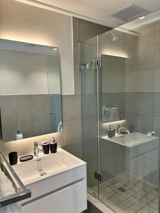 1bed In Foreshore Place Views 1202 *