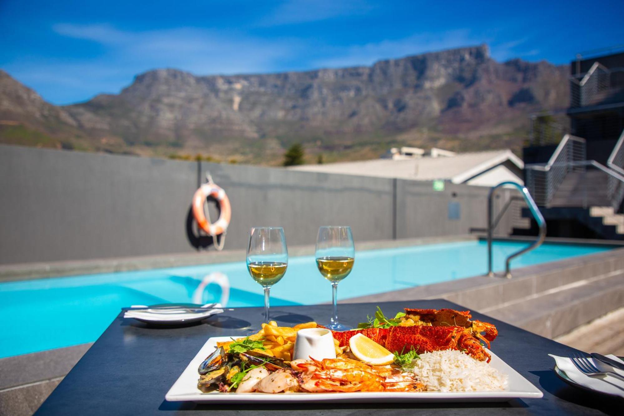 Kloof Street - Lion Roars & Hotel
