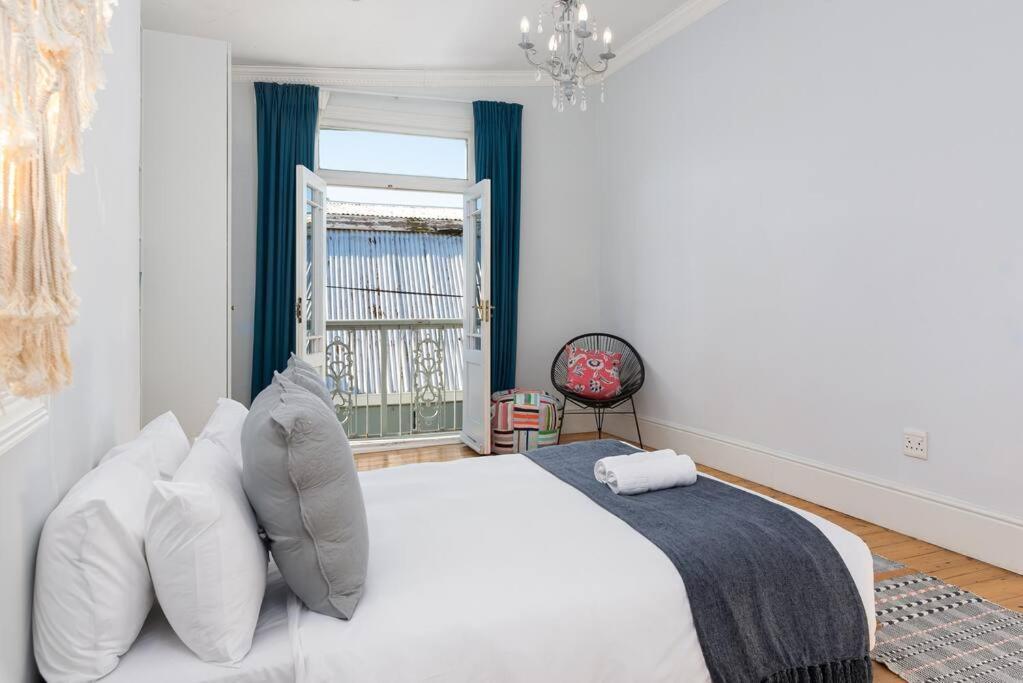 Victorian 2Br Views, Charm & Central Stay