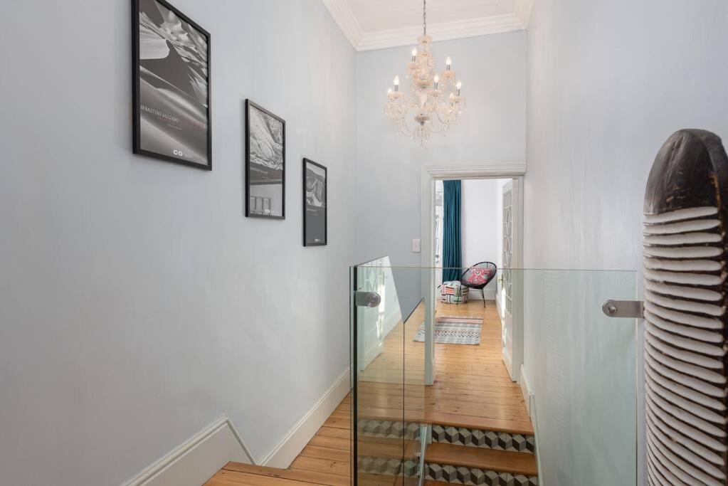 Victorian 2Br Views, Charm & Central Stay Apartment