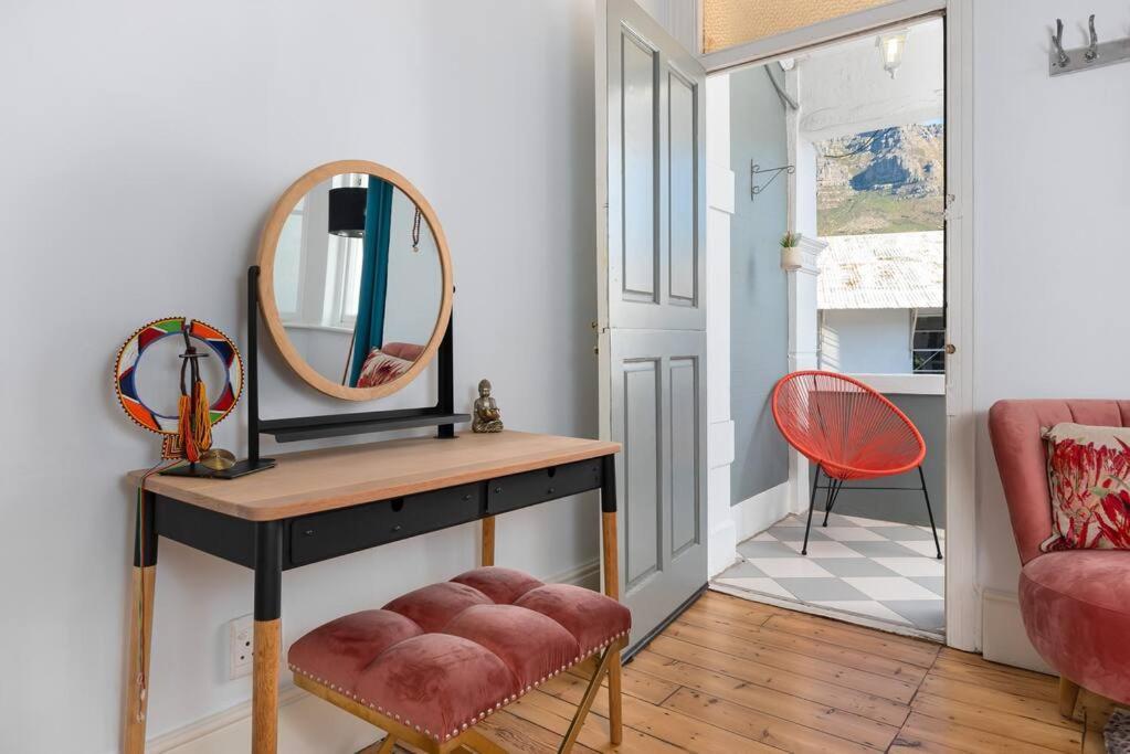 Victorian 2Br Views, Charm & Central Stay Apartment