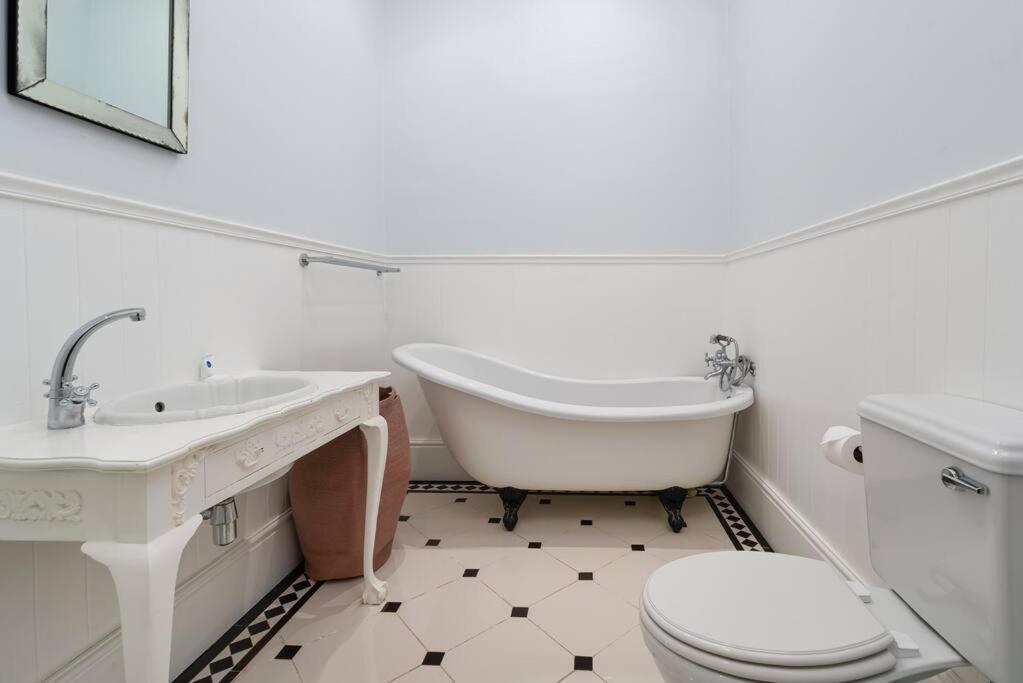 Victorian 2Br Views, Charm & Central Stay Apartment *