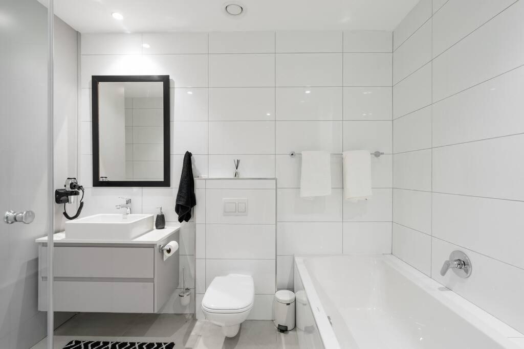 Stylish 2Br City Views, Pool & Vintage Vibes Apartment