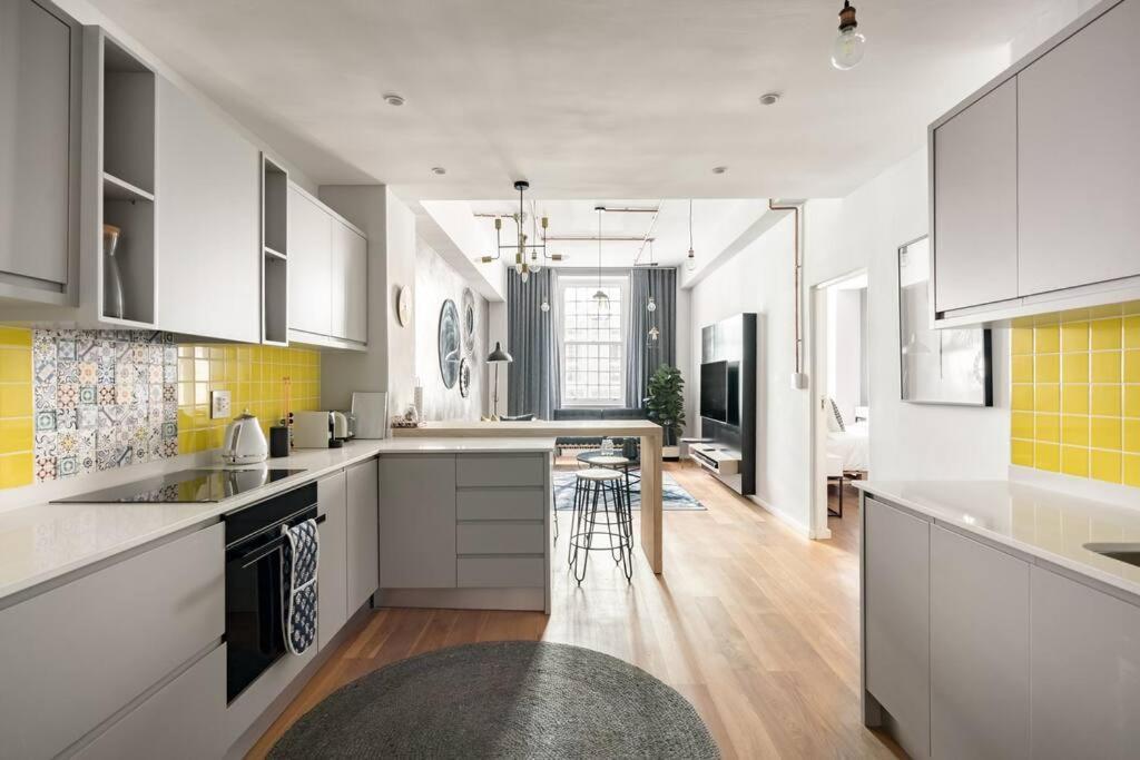 Stylish 2Br City Views, Pool & Vintage Vibes *