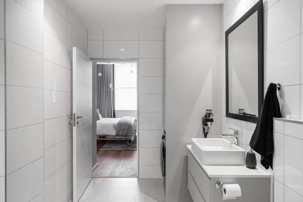 Stylish 2Br City Views, Pool & Vintage Vibes Apartment