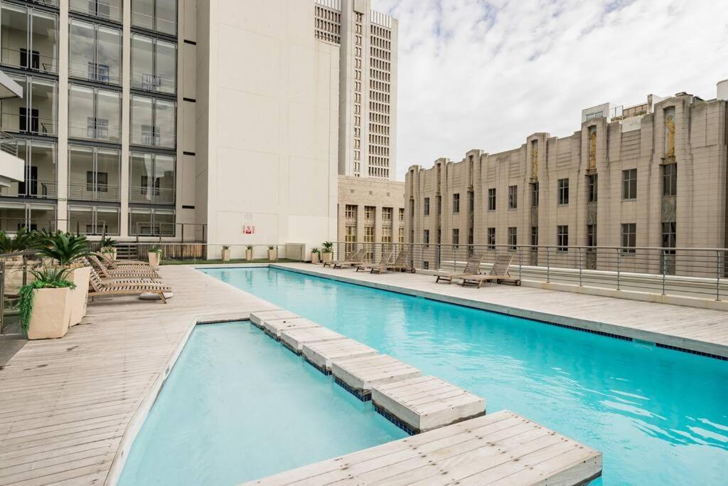 Stylish 2Br City Views, Pool & Vintage Vibes Cape Town