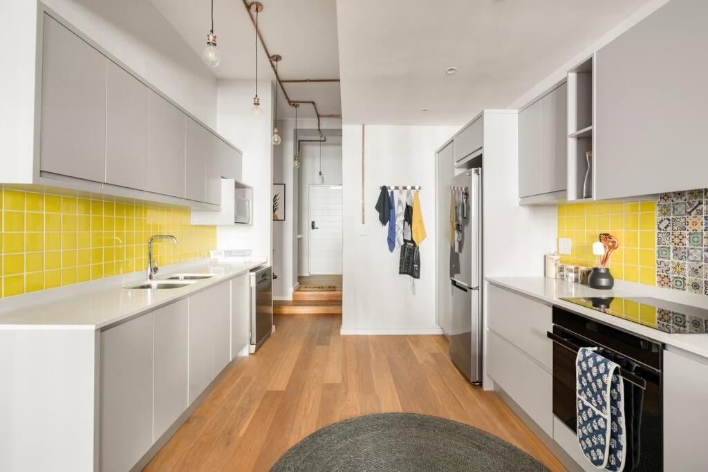 Stylish 2Br City Views, Pool & Vintage Vibes