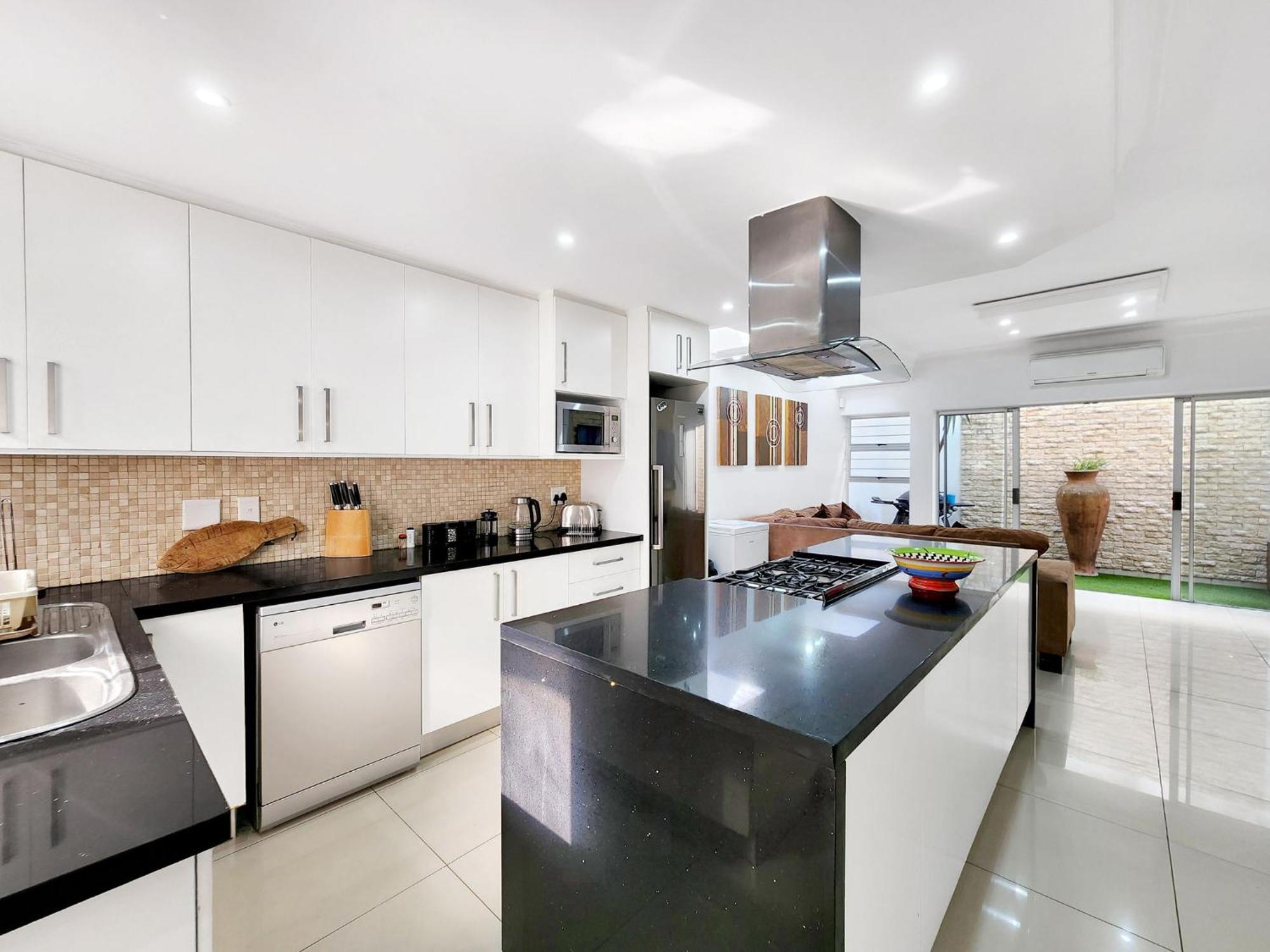 Urban Style House With Jacuzzi & Garage * Cape Town