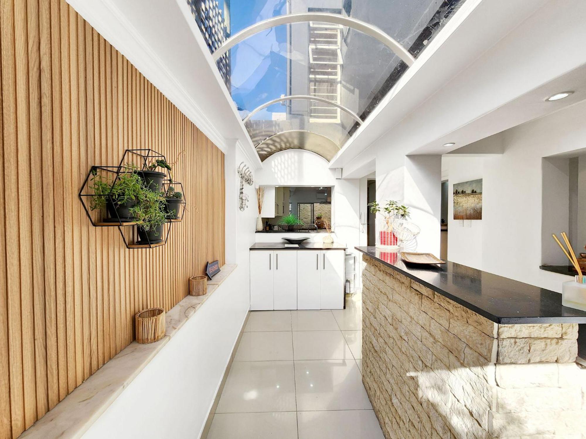 Urban Style House With Jacuzzi & Garage Villa