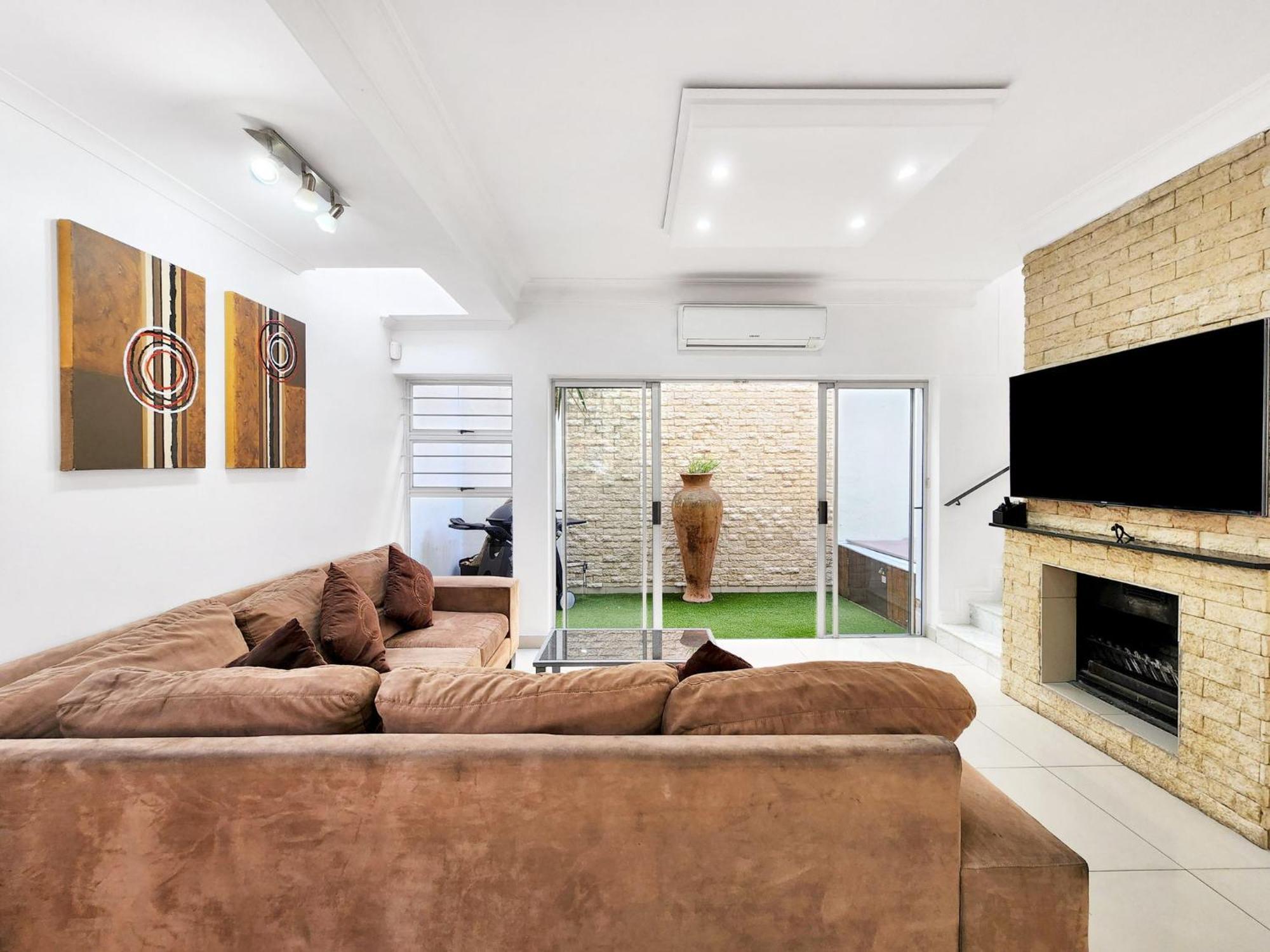 Urban Style House With Jacuzzi & Garage Villa