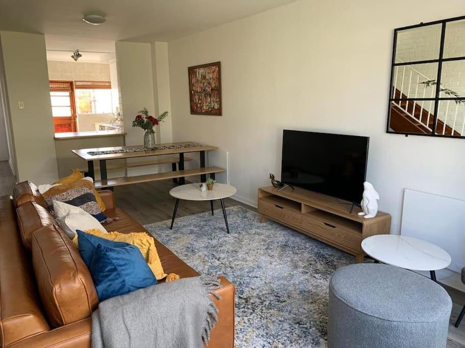 Your Own Space In The Leafy Cape Apartment *