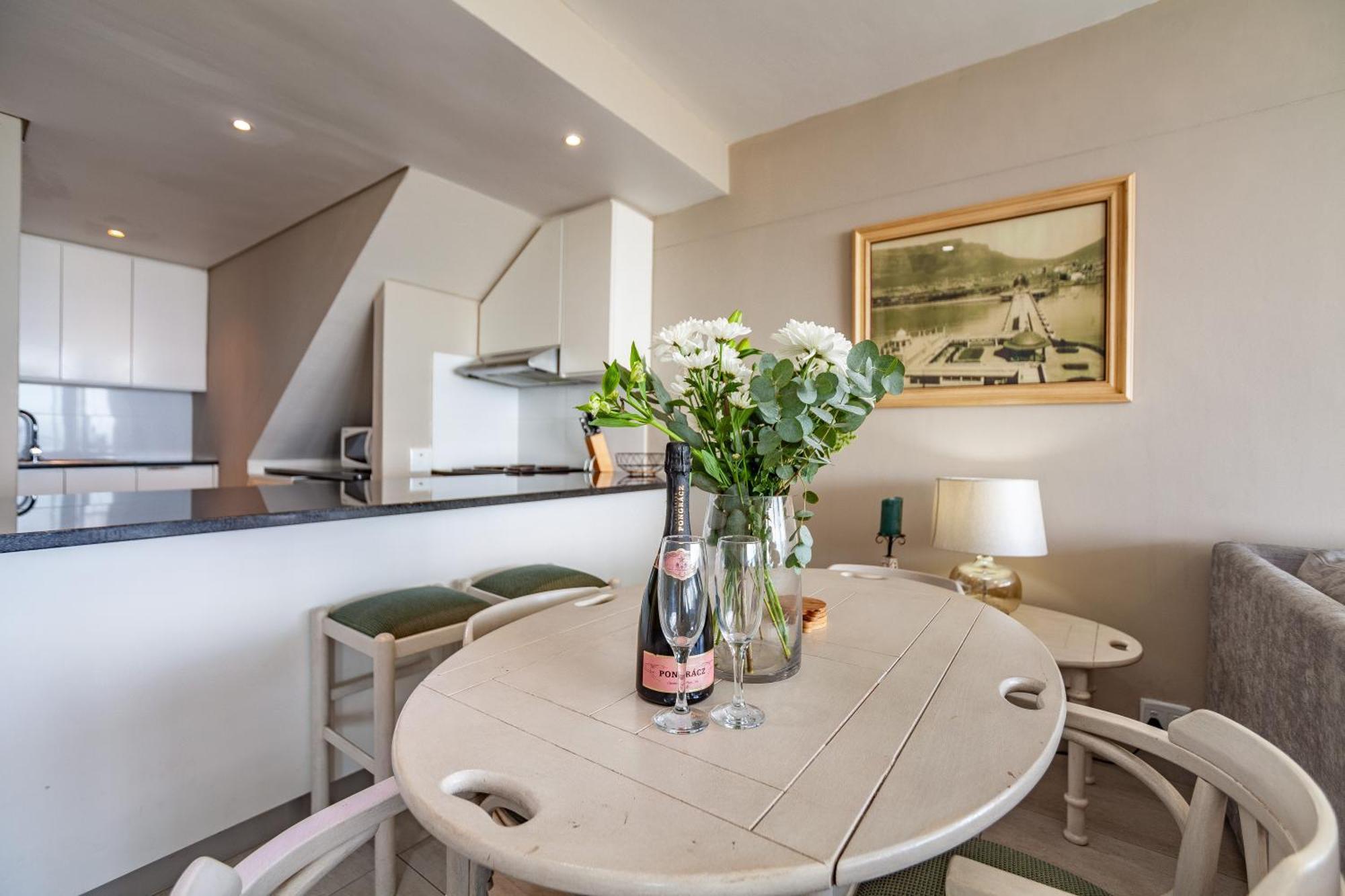 Apartment Luxury Private Beachfront 2 Bedroom Dolphin Apartment, Blouberg, Cape Town
