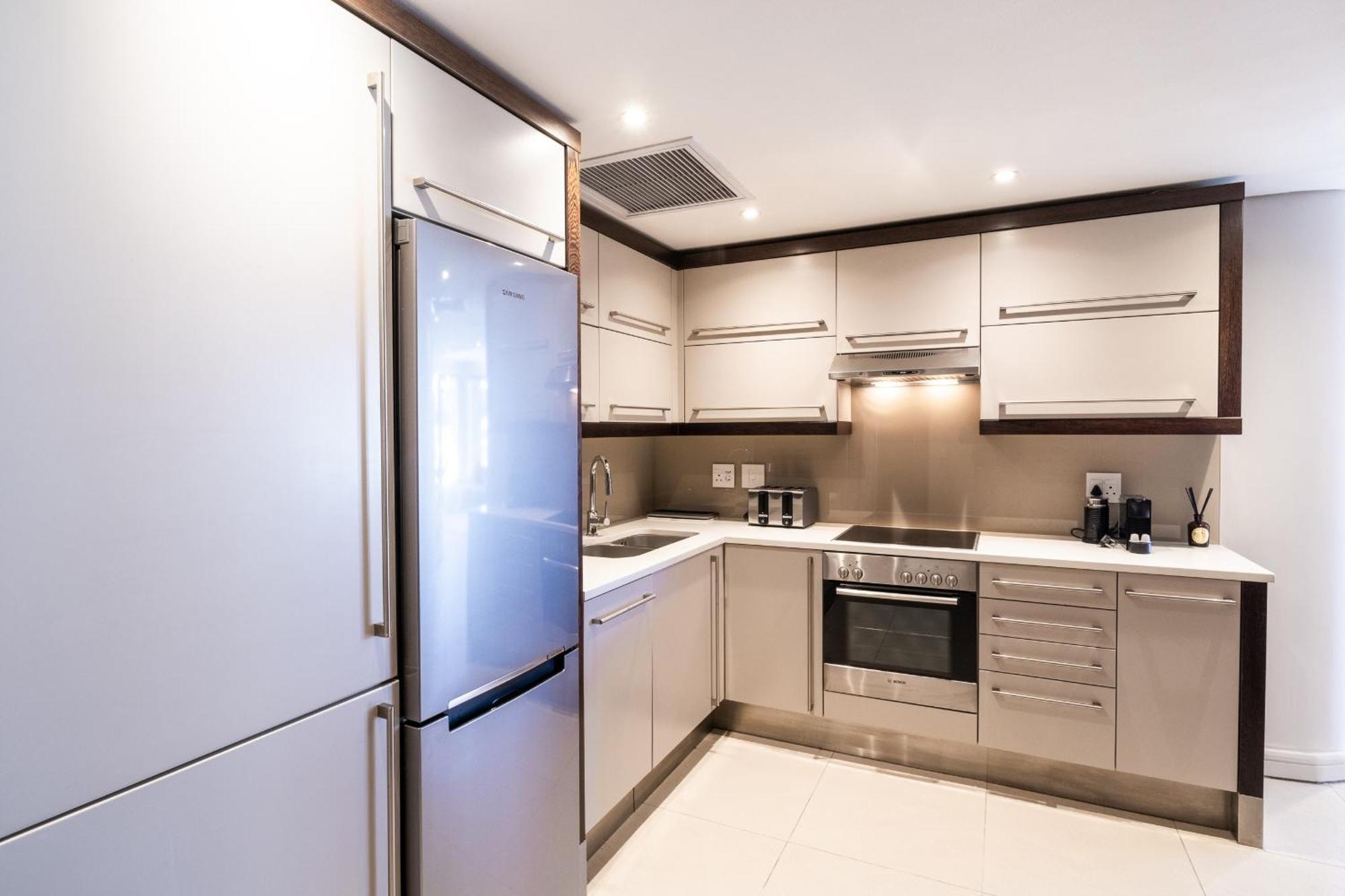 Rockwell 613 By Ctha Apartment