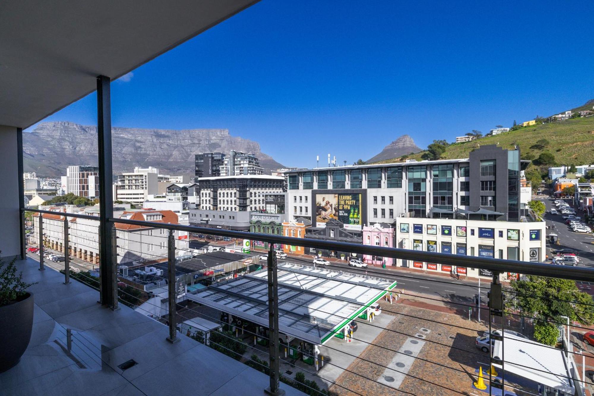 Rockwell 613 By Ctha Apartment