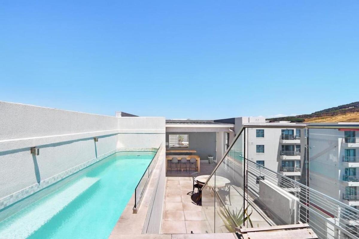 Paragon Luxe Modern Rooftop Pool *