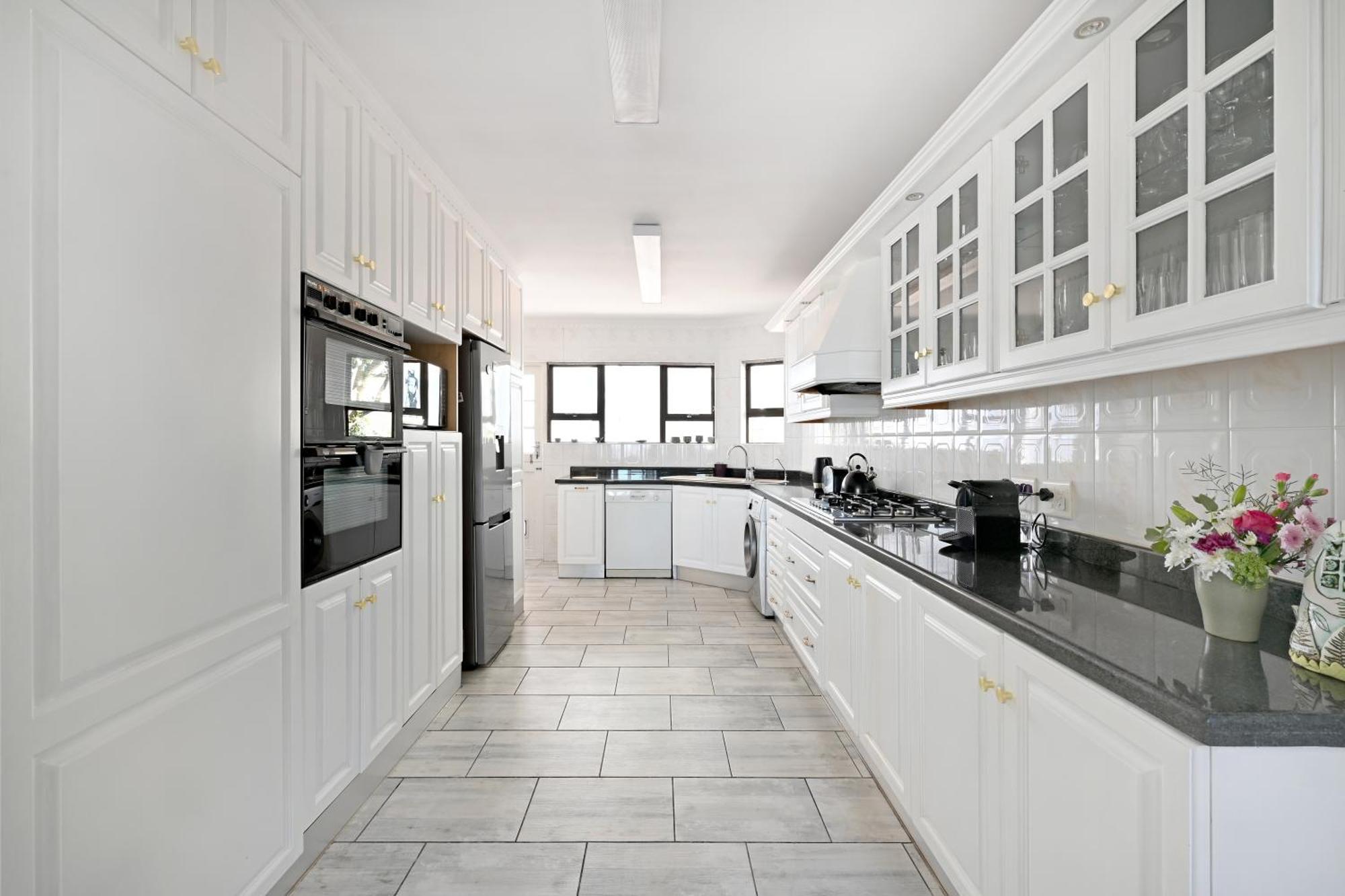 Perfect Location Walk To And Sea Views Holiday home Cape Town