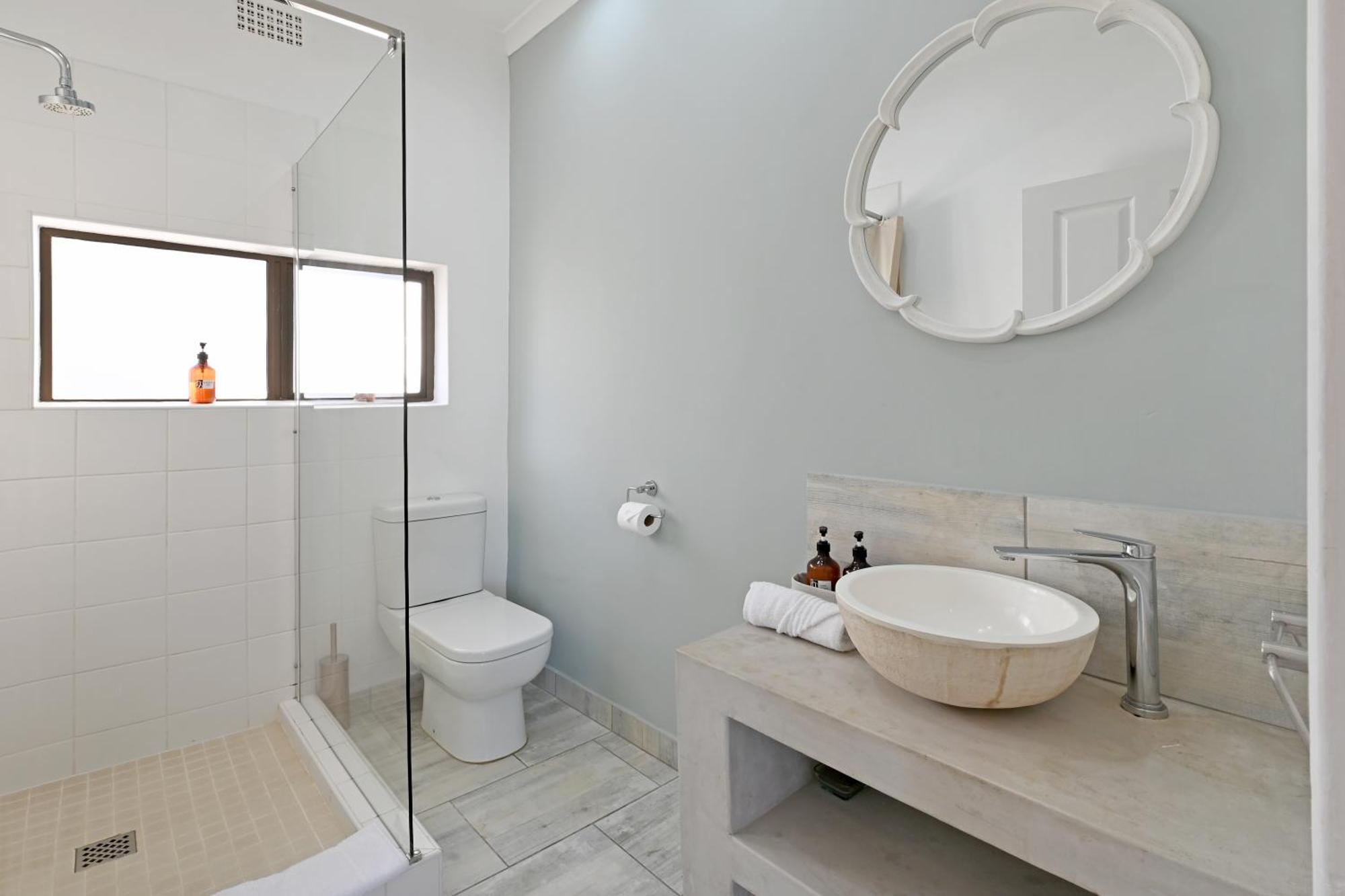 Perfect Location Walk To And Sea Views Cape Town