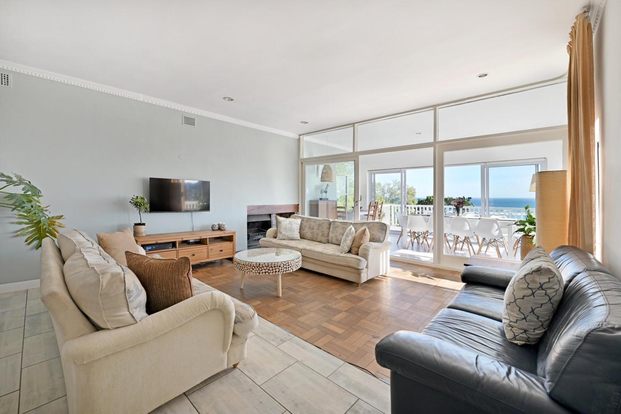 Perfect Location Walk To And Sea Views Holiday home