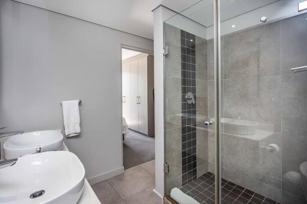 Sea Views 3 Bed - The Fairmont - Sea Point Bantrybay Cidade Do Cabo