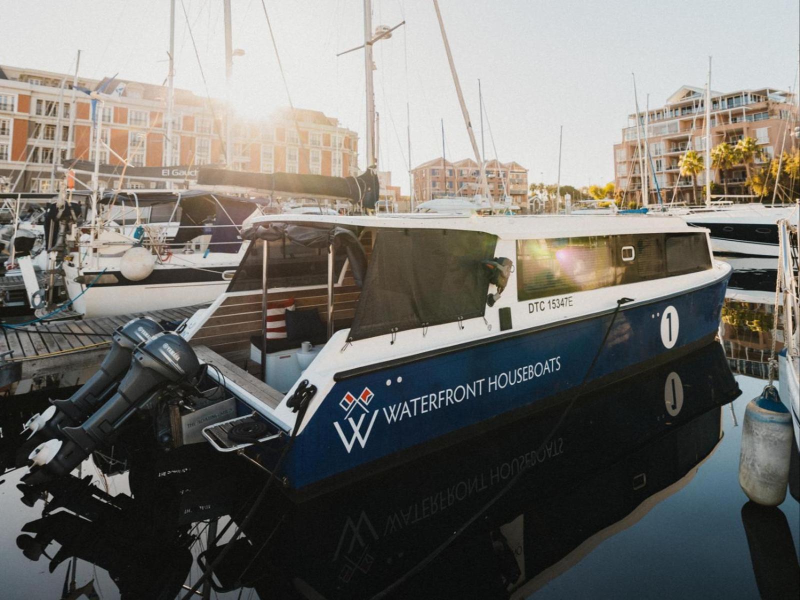 Waterfront Houseboat Botel *