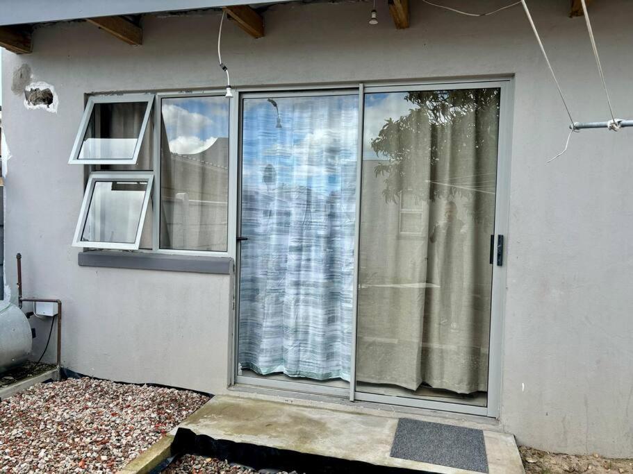 Bachelor Flat B * Cape Town