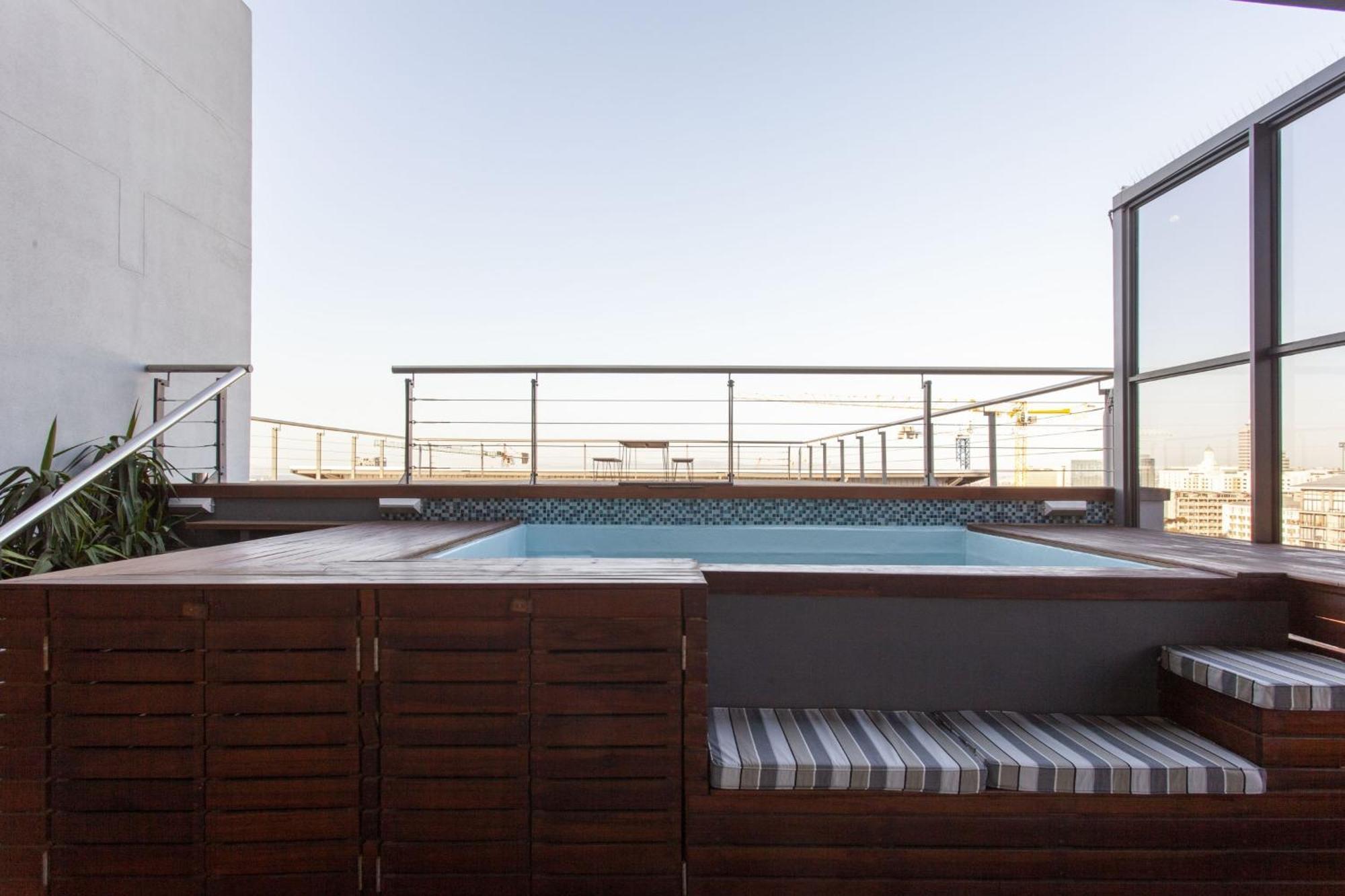 Luxe Penthouse With Private Rooftop Pool, Deck & Panoramic Views *
