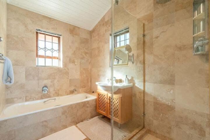 Mountain Oasis With Pool, Hot Tub, No Loadshedding Apartment Cape Town