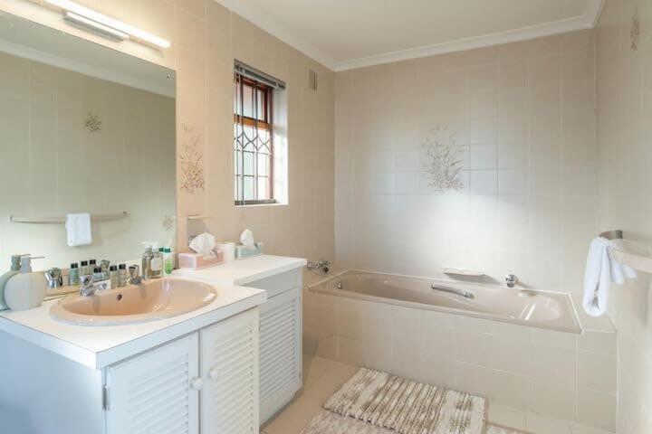 Apartment Mountain Oasis With Pool, Hot Tub, No Loadshedding Cape Town