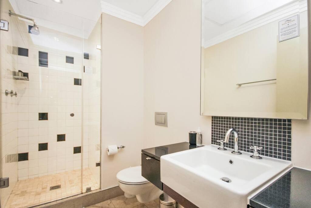 Life With Rooftop Pool! Apartment Cape Town
