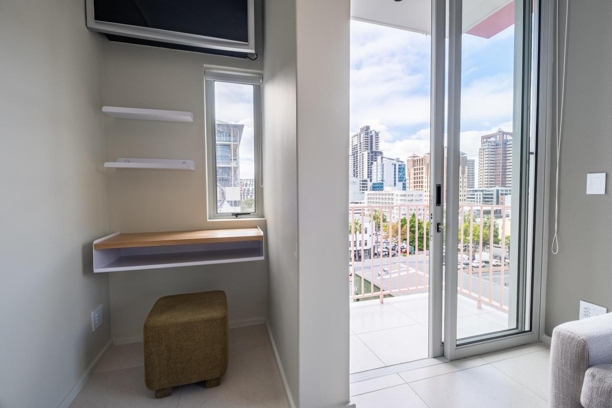 The Rose 406: * Cape Town