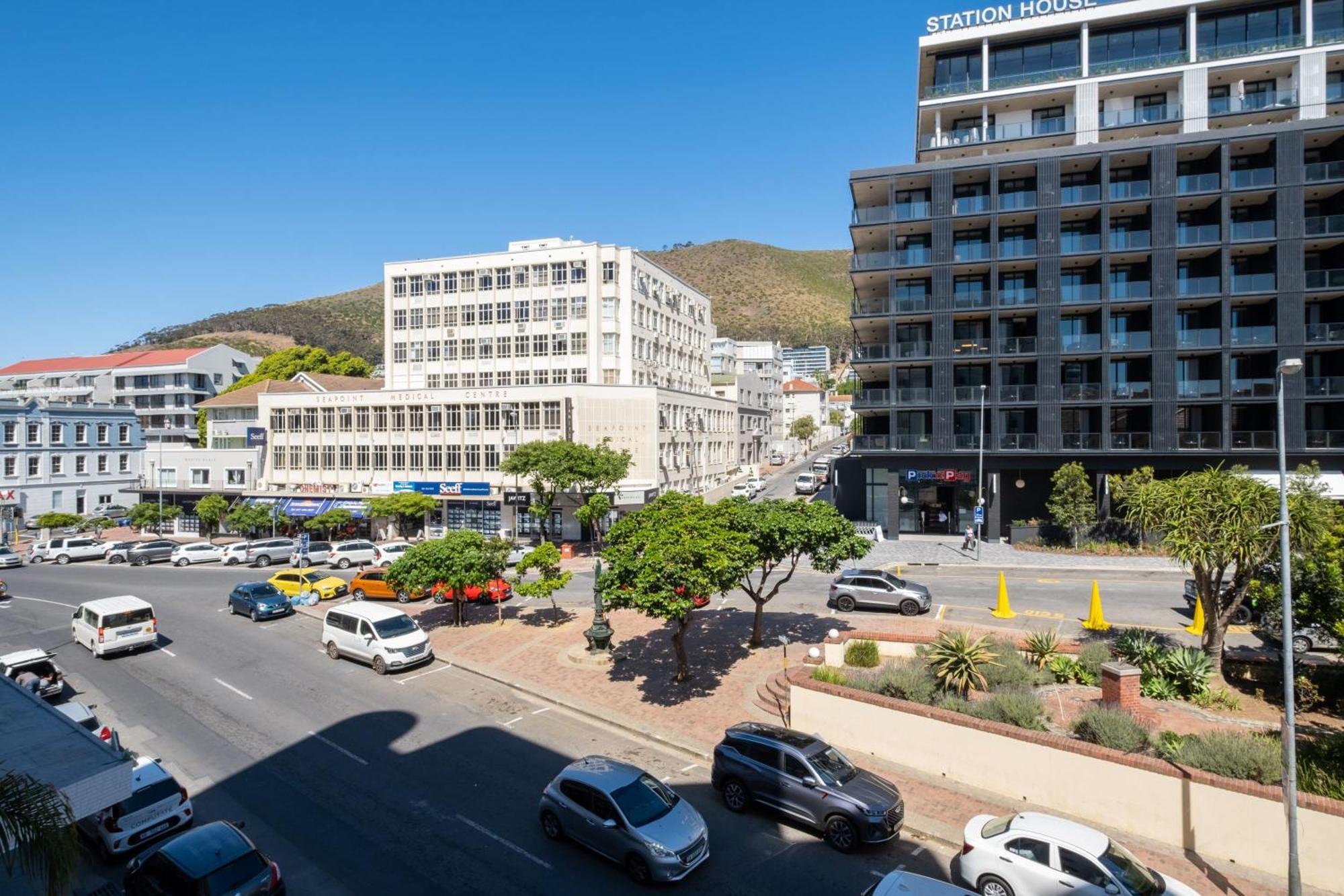 Flamingo 203: Sea Point Aprt With Mountain Views