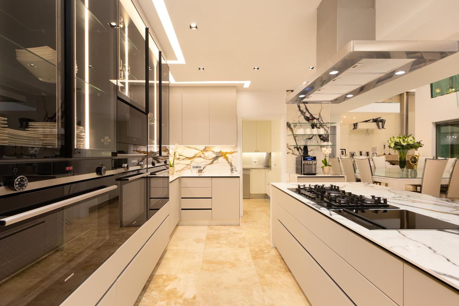 Hollywood Mansion & Camps Bay