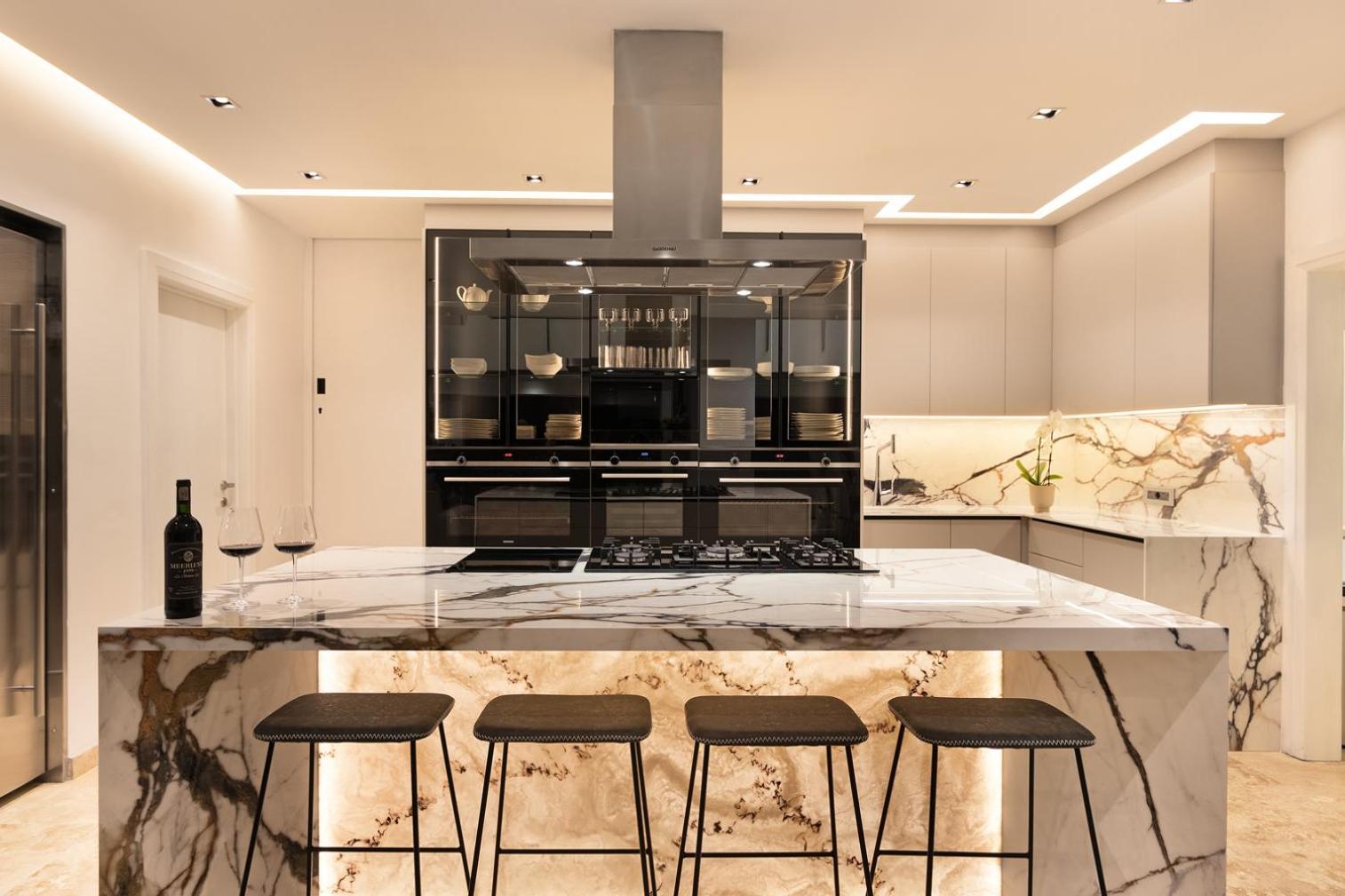 Hollywood Mansion & Camps Bay Villa *