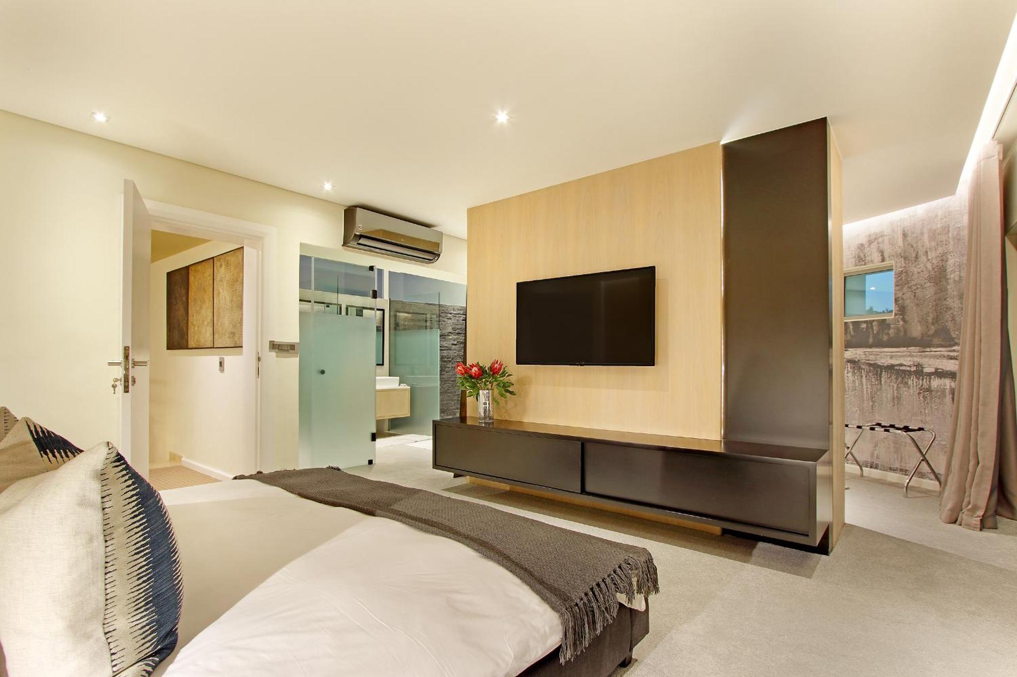 Hollywood Mansion & Camps Bay Villa *