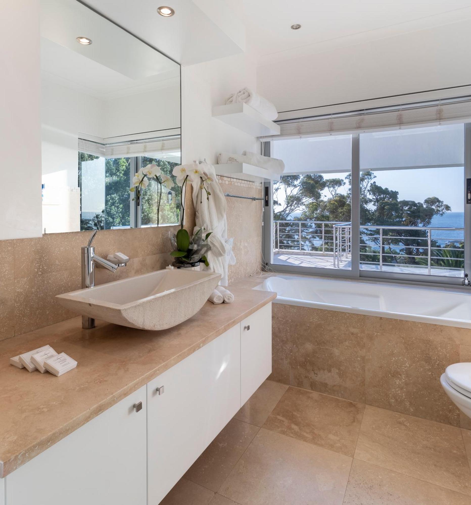 Hollywood Mansion & Camps Bay Villa Cape Town