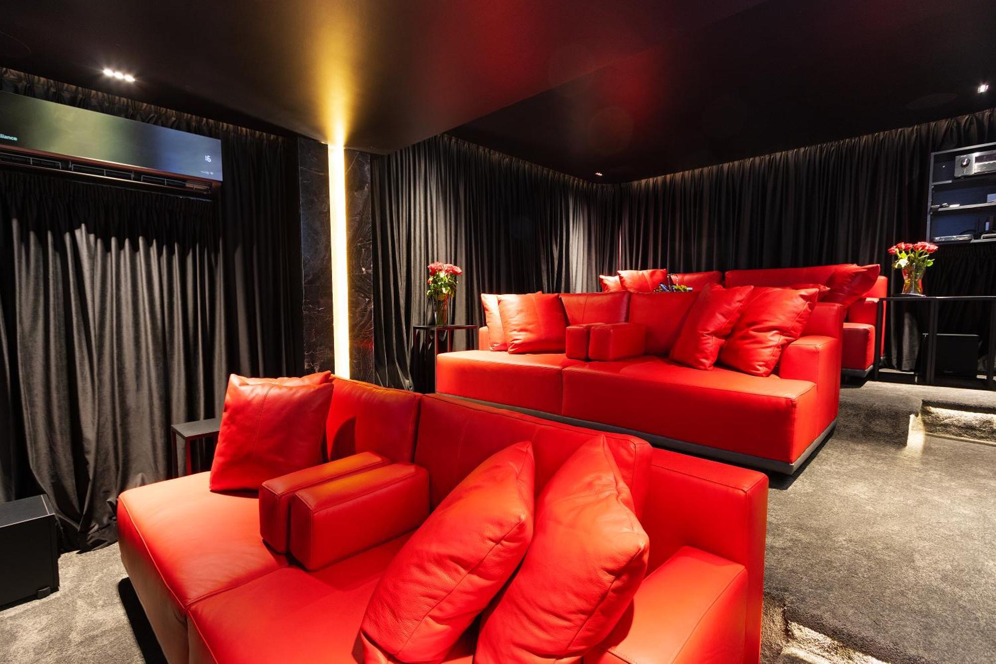 Hollywood Mansion & Camps Bay Cape Town