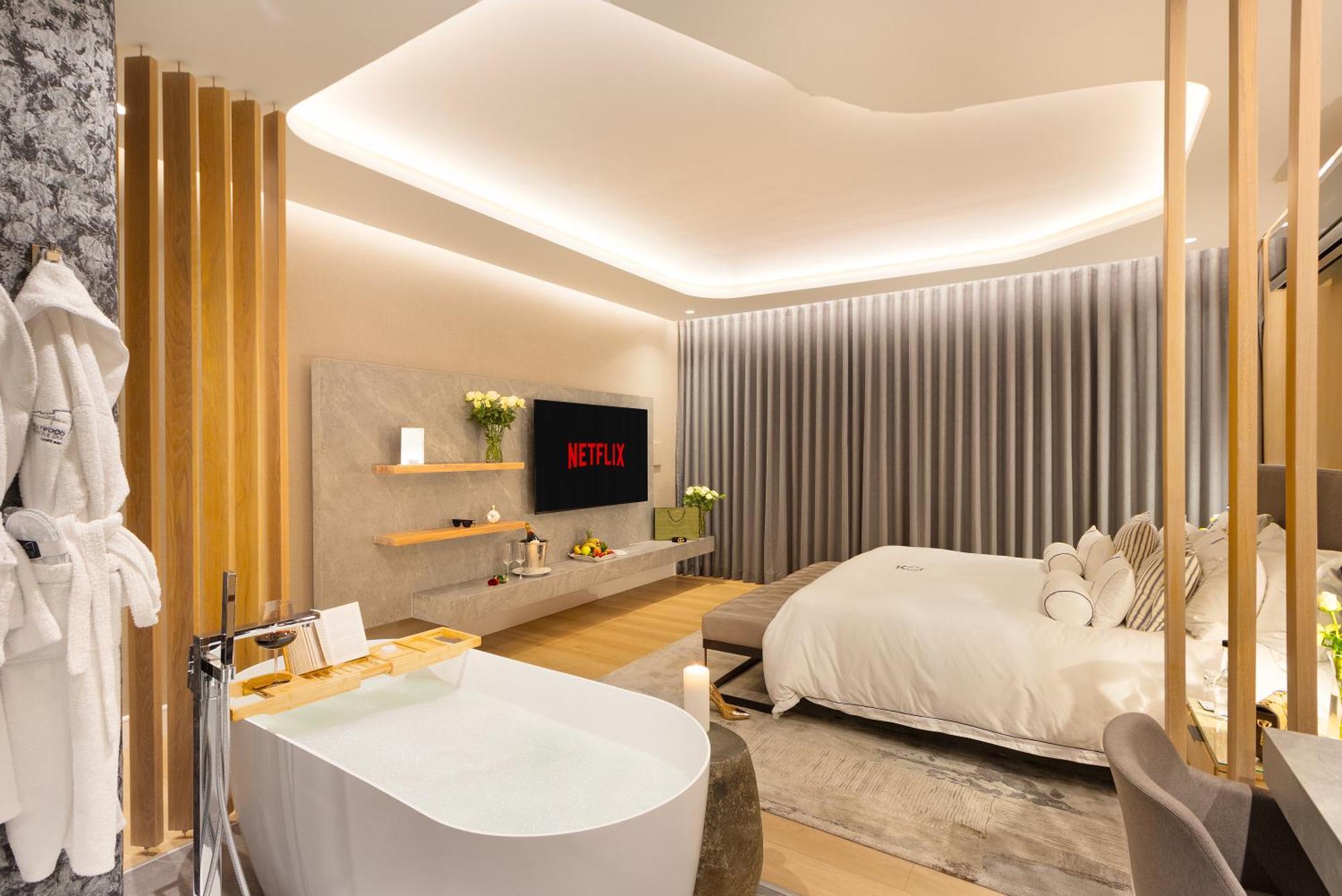 Hollywood Mansion & Camps Bay Villa