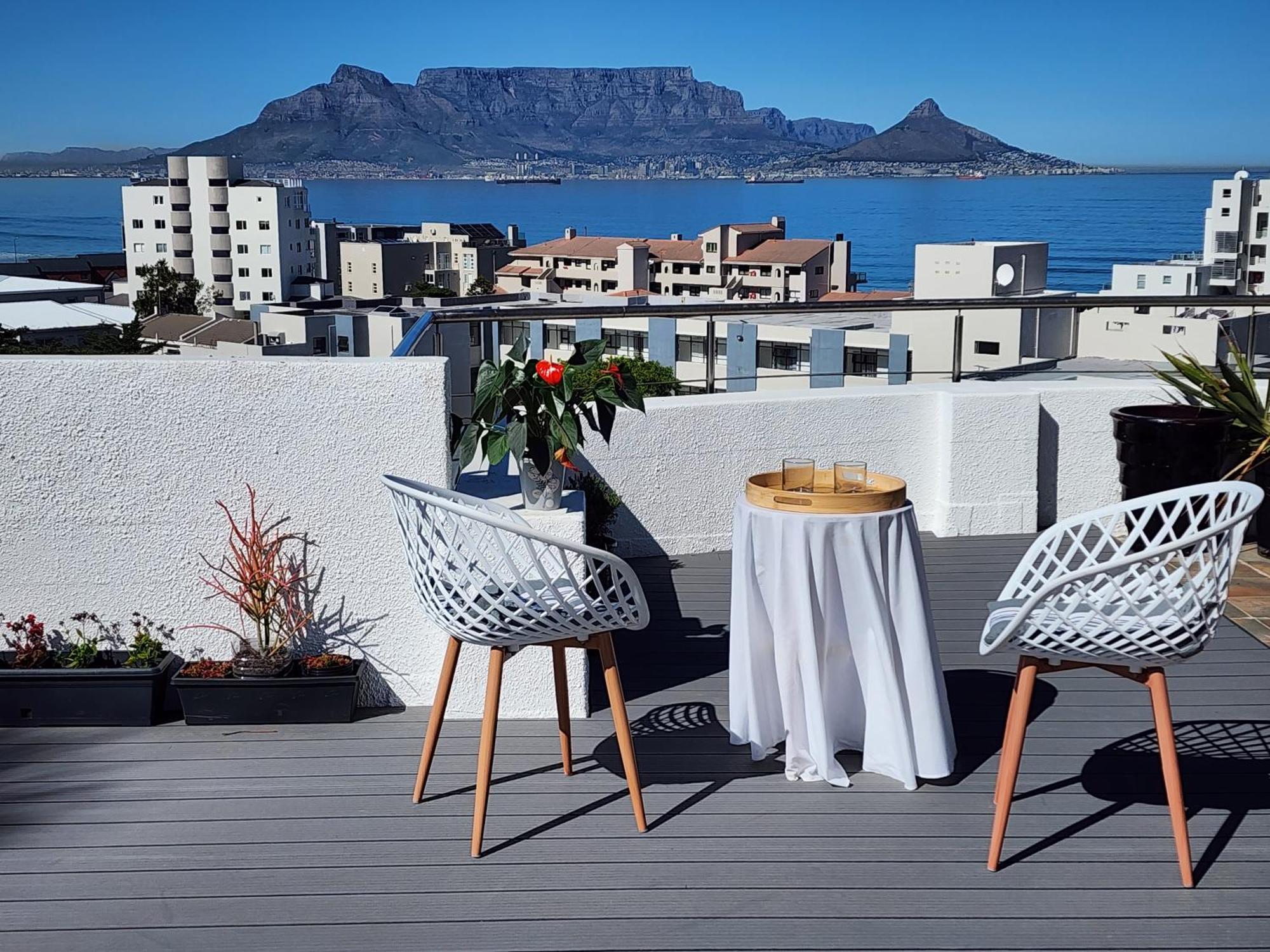 The Penthouse, Pub Lounge And Porch On The Palace, Bloubergstrand Homestay Cape Town