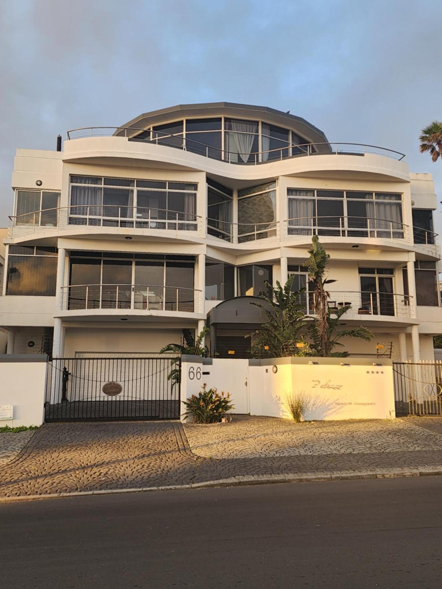 Homestay The Penthouse, Pub Lounge And Porch On The Palace, Bloubergstrand