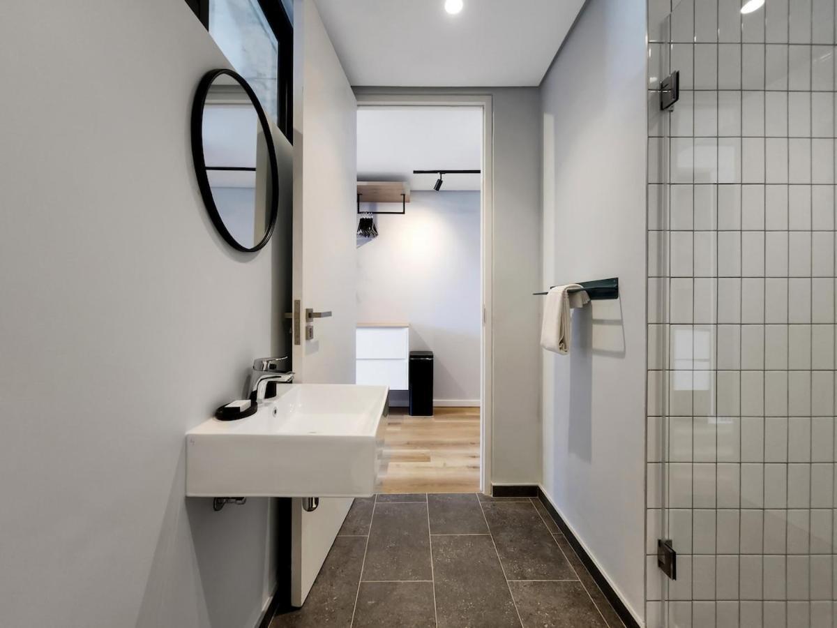 Apartment Stylish, Brand New, Secure With Pool Cape Town