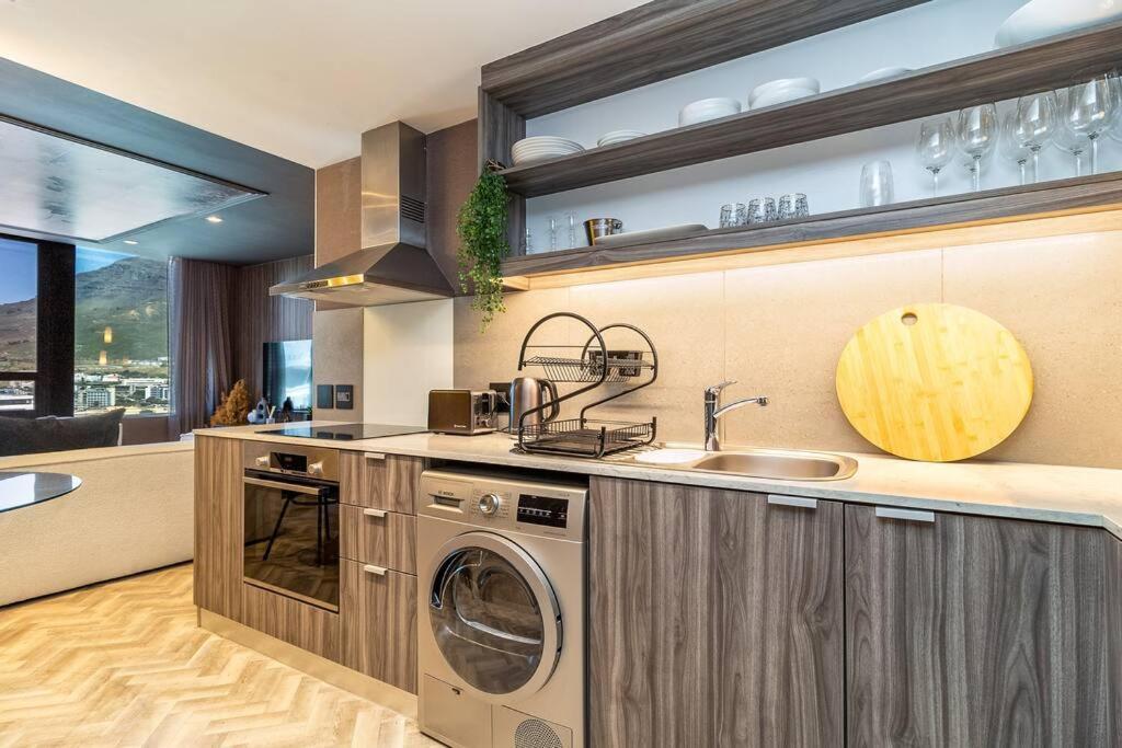 Luxury Elegant Designer Two Bed - Ac & Views Apartment