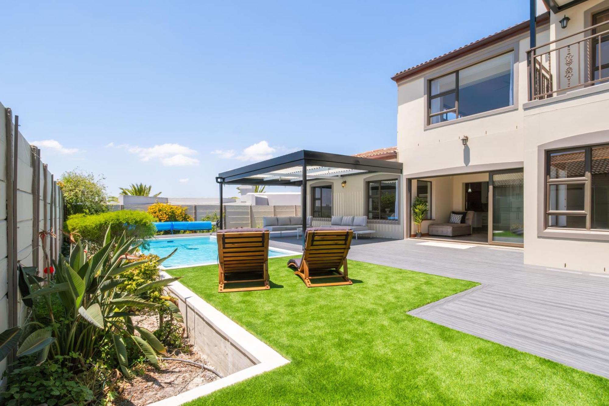Luxury Villa With 5 Bedrooms, Heated Pool And Inverter In Blouberg Holiday home Cape Town