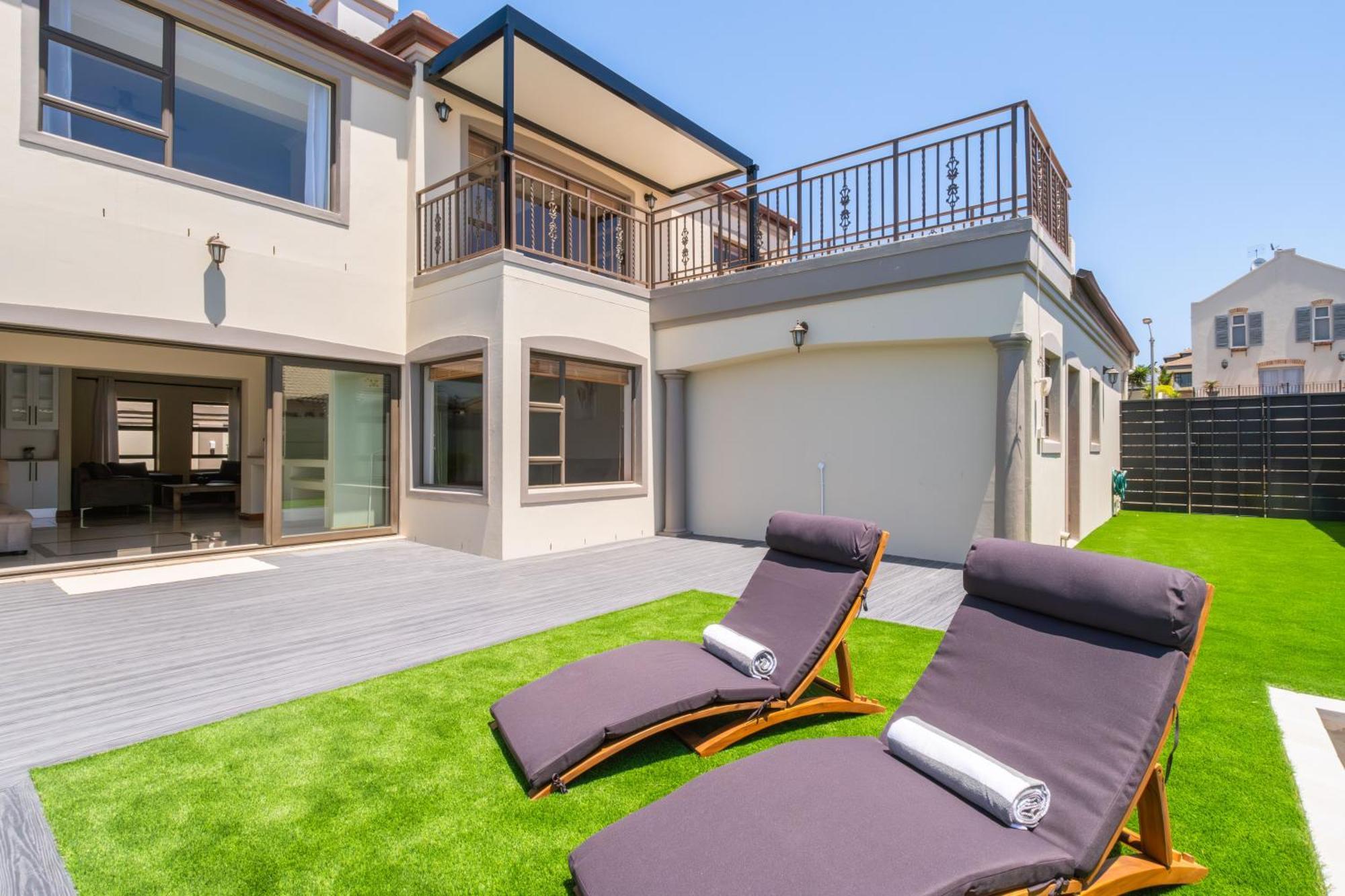 Luxury Villa With 5 Bedrooms, Heated Pool And Inverter In Blouberg Cape Town
