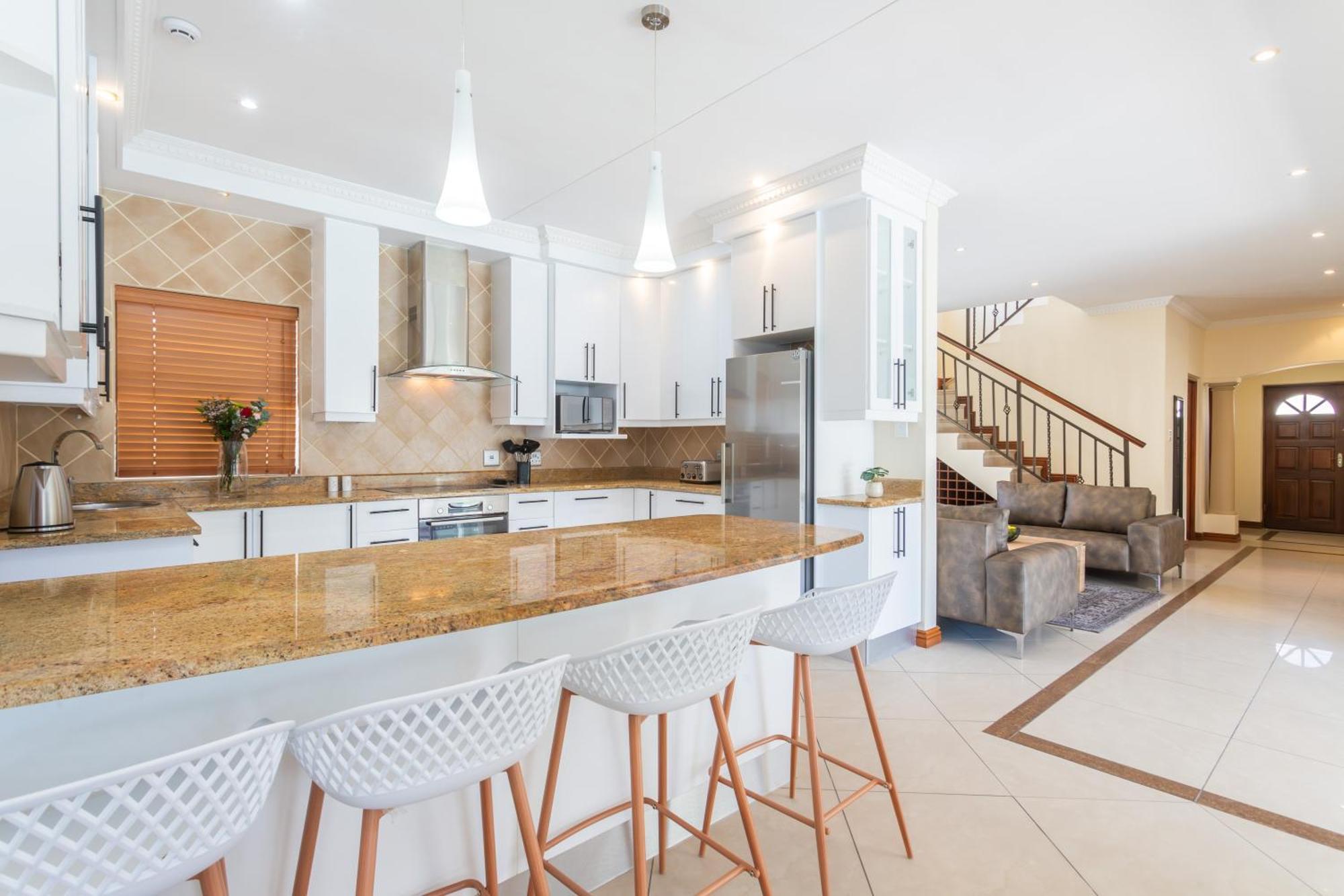 Luxury Villa With 5 Bedrooms, Heated Pool And Inverter In Blouberg * Cape Town