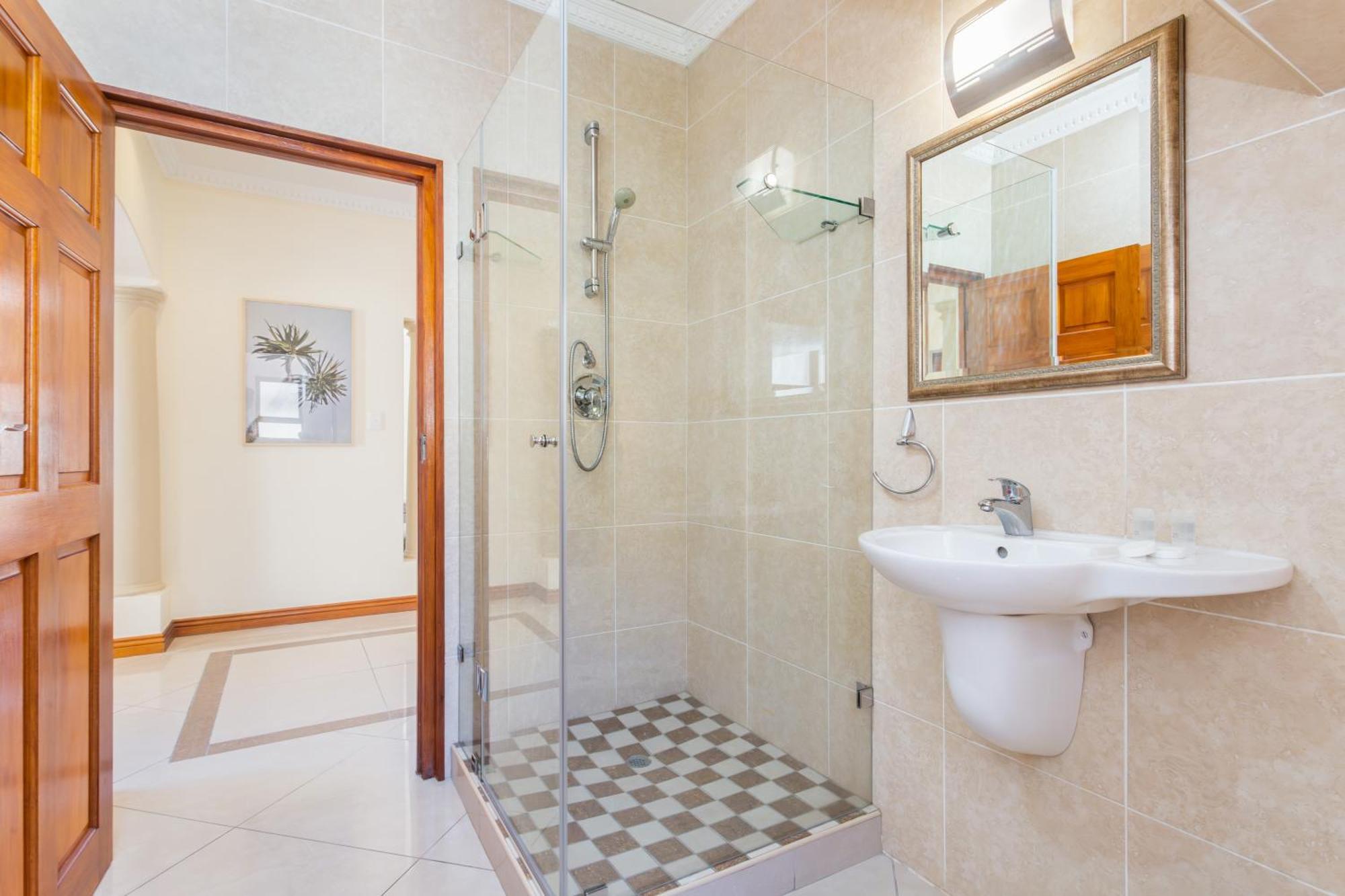 Luxury Villa With 5 Bedrooms, Heated Pool And Inverter In Blouberg
