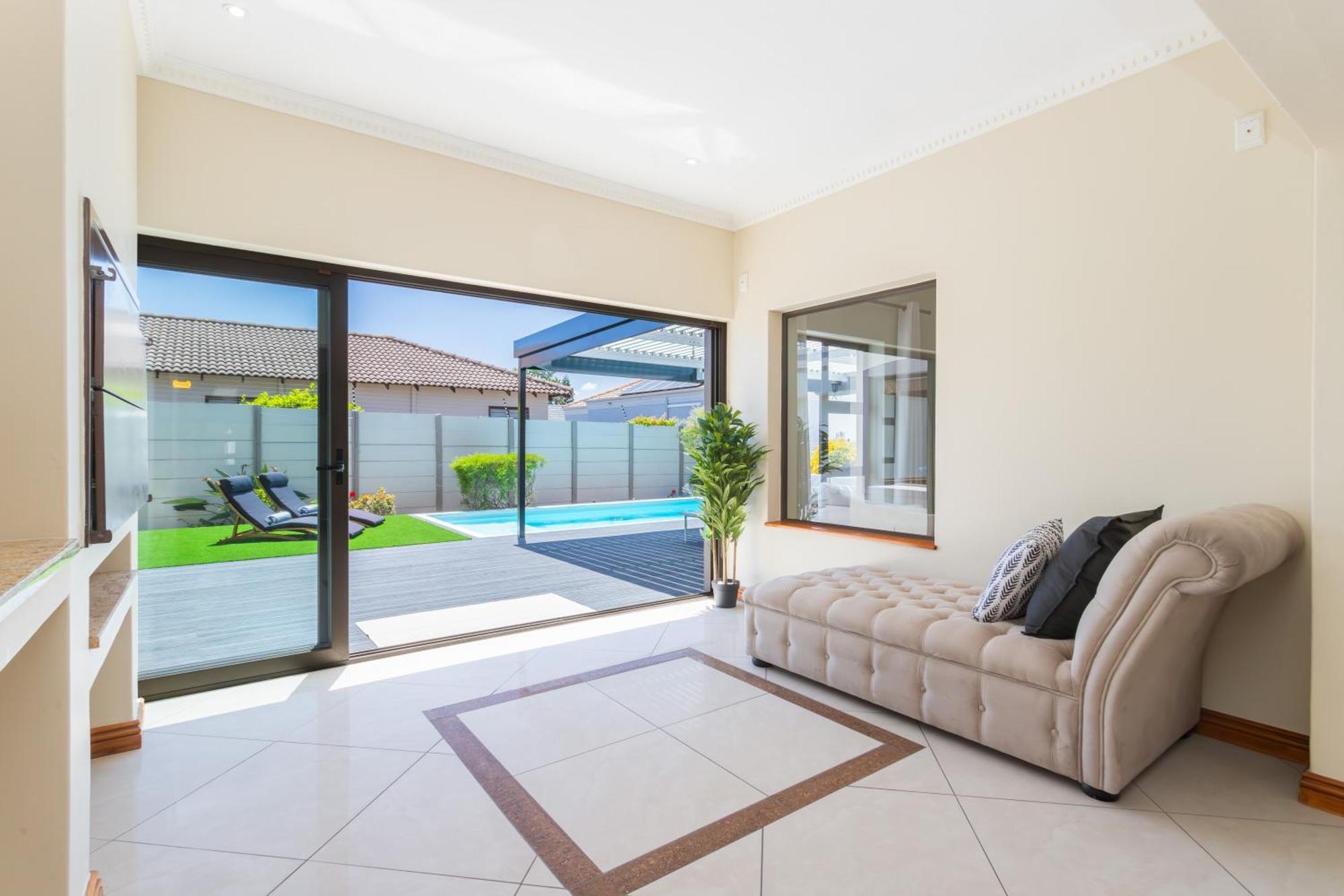 Luxury Villa With 5 Bedrooms, Heated Pool And Inverter In Blouberg Holiday home