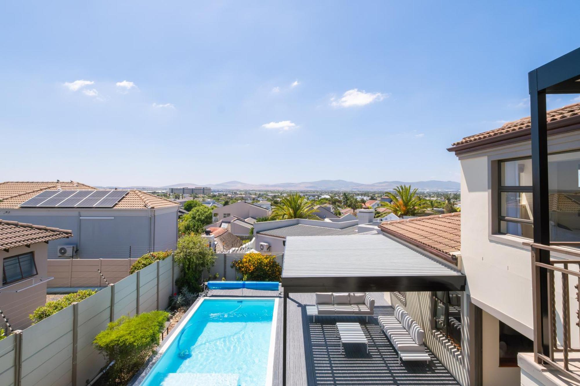Luxury Villa With 5 Bedrooms, Heated Pool And Inverter In Blouberg Cape Town