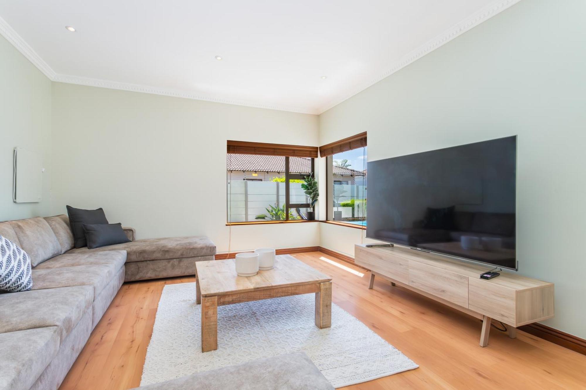 Luxury Villa With 5 Bedrooms, Heated Pool And Inverter In Blouberg Cape Town